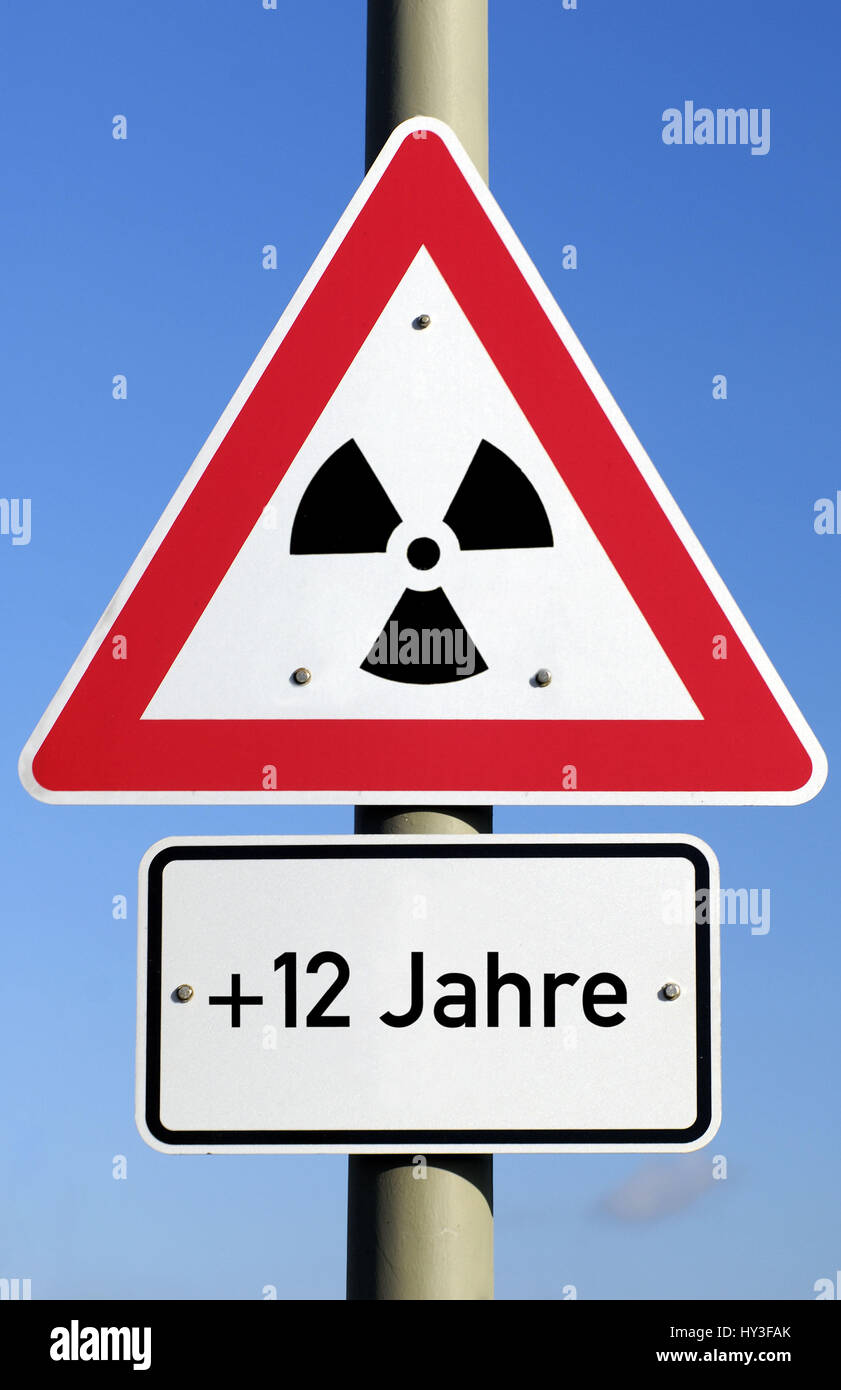 Segno con segno di radioattività e corsa +12 anni, termine allungando con le centrali nucleari, gruppo di immagini, Schild mit Radioaktivitätszeichen u Foto Stock