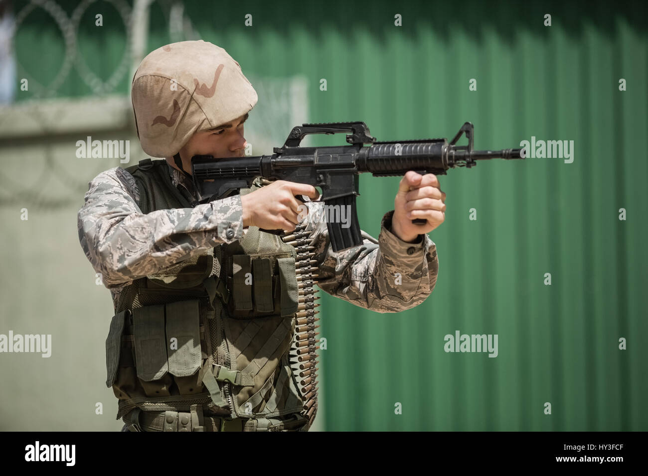 Militare mirando con un fucile in boot camp Foto Stock