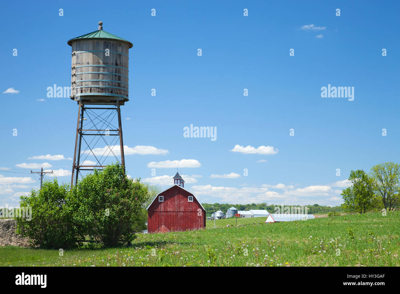 Legno vecchio cisterna di acqua e granaio rosso nelle zone rurali Iowa Foto Stock