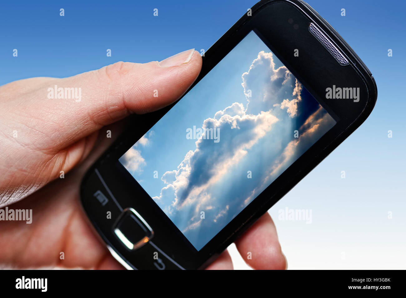 Mano con smartphone e cloud, simbolico photo Cloud, mano Smartphone mit und Wolke, Symbolfoto Cloud Foto Stock