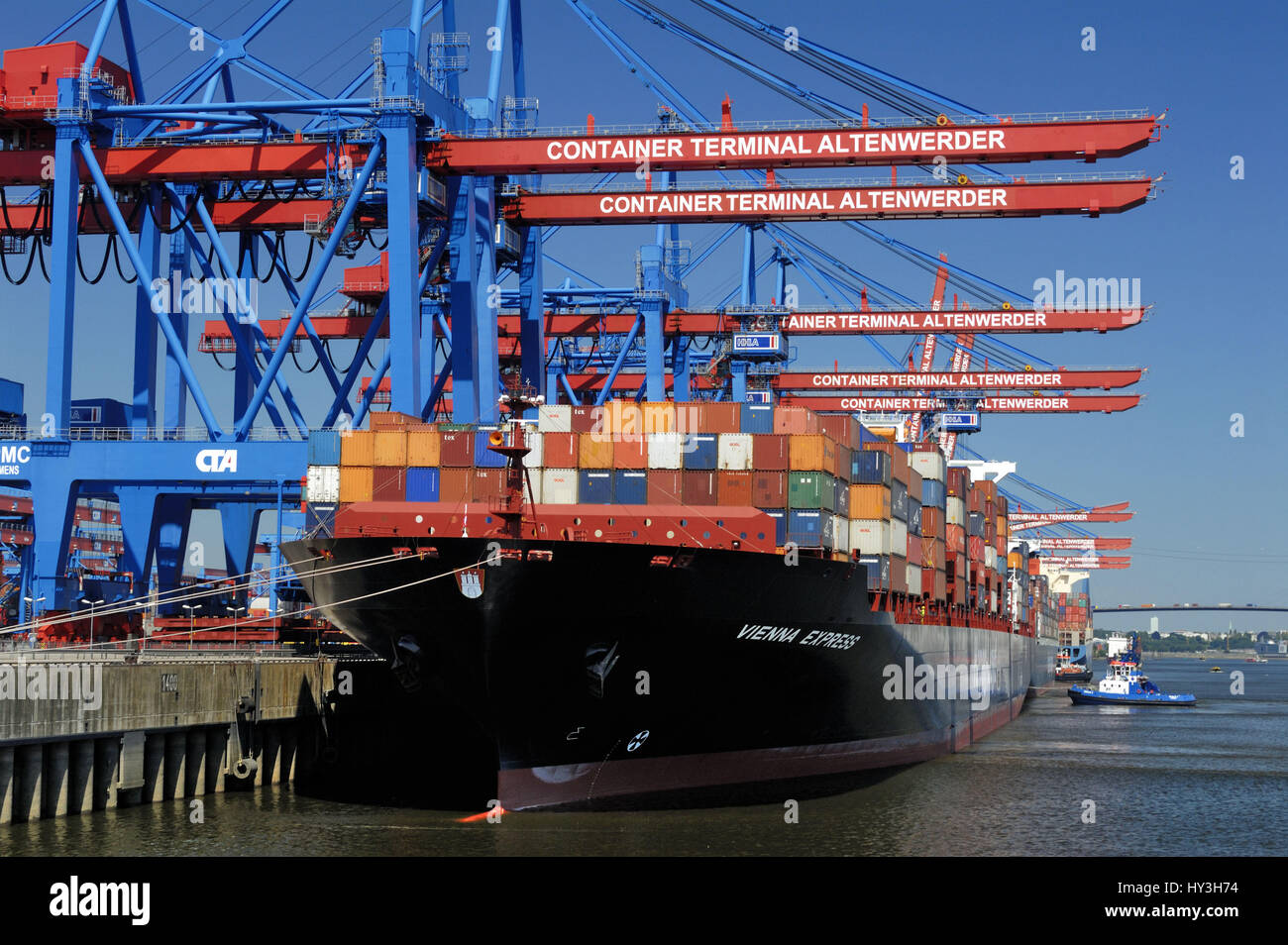 Contenitore freighter nel container terminal Altenwerder ad Amburgo, Germania, Europa Containerfrachter am Containerterminal Altenwerder ad Amburgo, Foto Stock