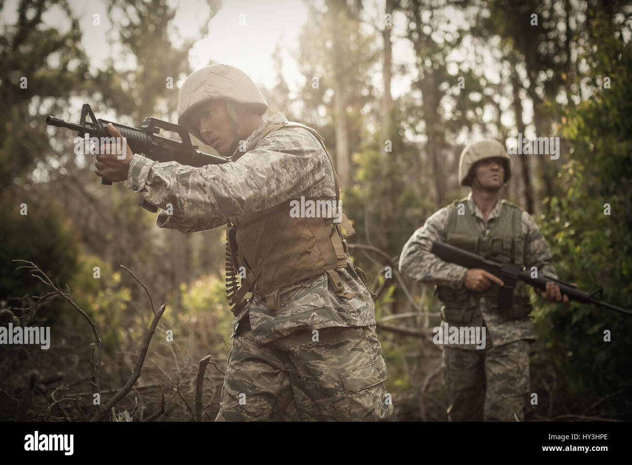 I militari durante il corso di formazione di esercitare con arma a boot camp Foto Stock