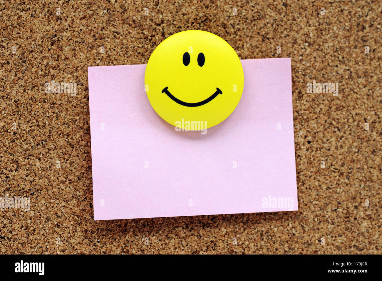 Striscia di carta con Smiley in un Pinwand, Zettel mit Smiley un einer Pinwand Foto Stock