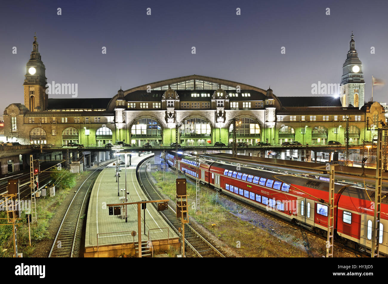 La stazione centrale di Amburgo in serata, Germania, Europa, Der Hamburger Hauptbahnhof am Abend, Deutschland, Europa Foto Stock