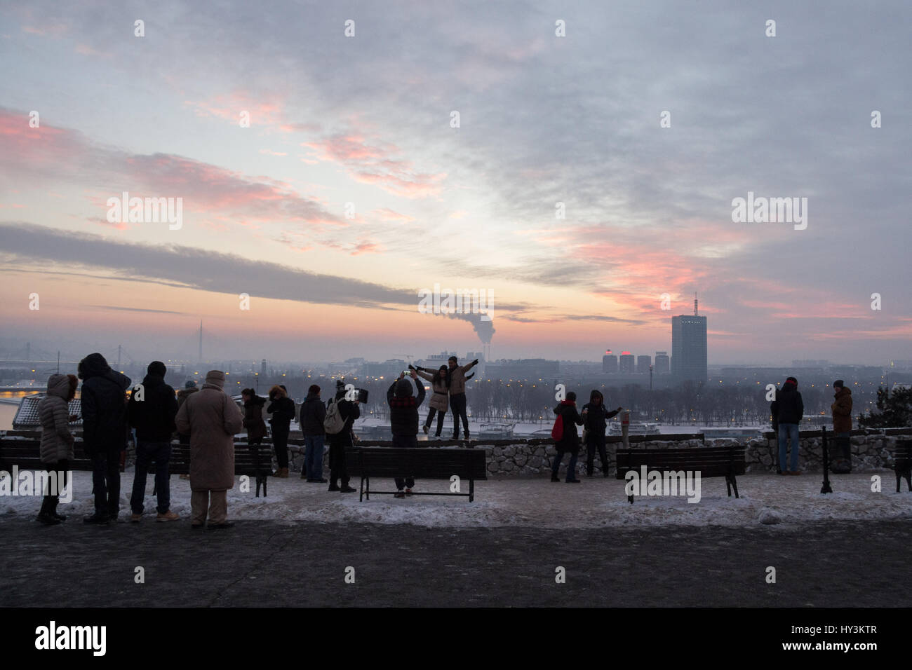 A Belgrado, in Serbia - 1 gennaio 2015: le persone scattano foto di Belgrado Nuova (Novi Beograd) dalla fortezza di Kalemegdan silhouette di persone di scattare le foto Foto Stock