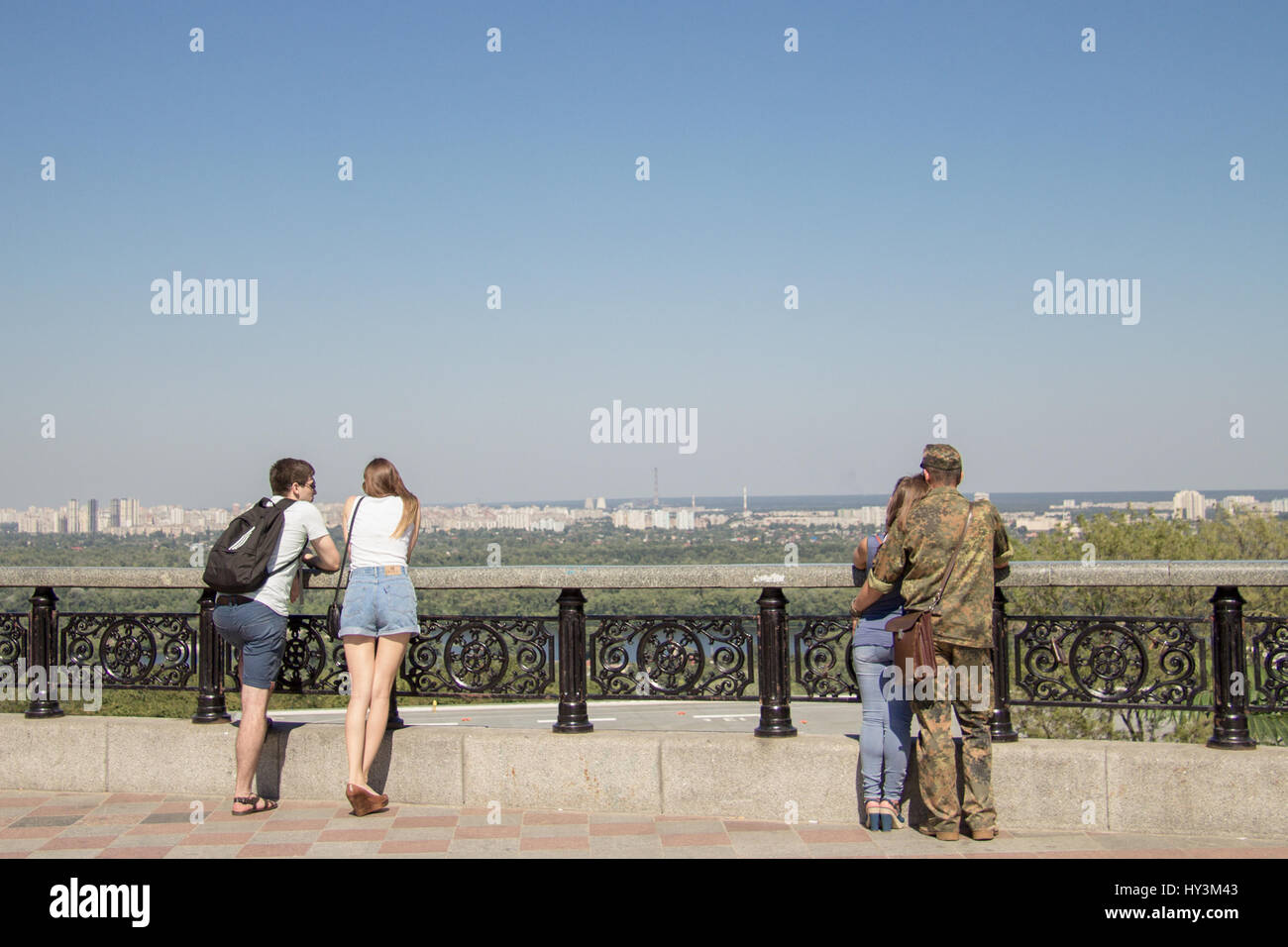 KIEV, UCRAINA - 8 agosto 2015: soldato ucraino in congedo dall'Ucraina orientale conflitto osservando il panorama di Kiev con la sua ragazza foto di un Foto Stock