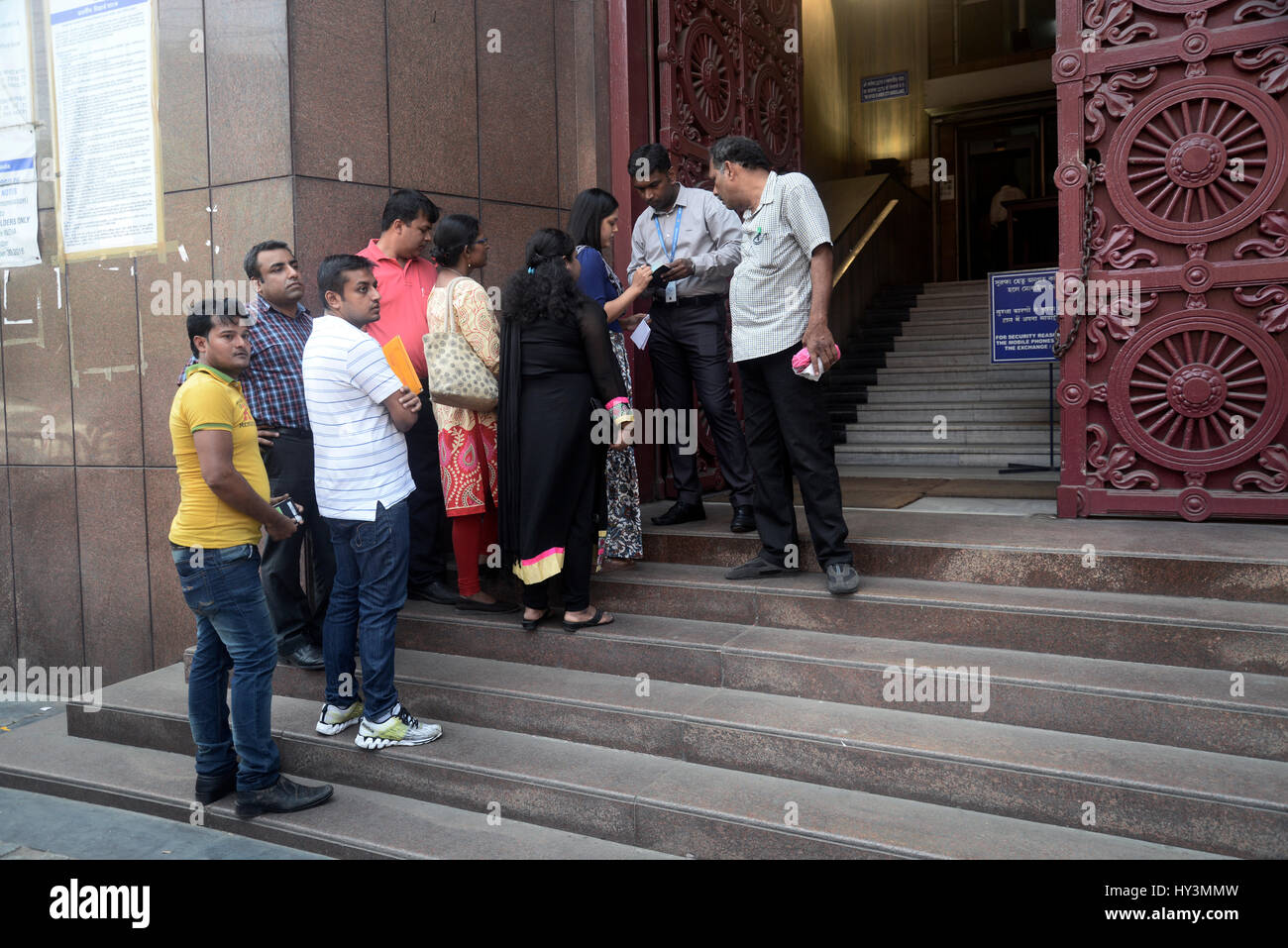 Kolkata, India. 31 Mar, 2017. N.R.I in coda e R.B.I, dipendente controllare la loro passpirt in Kolkata. Centinaia hanno affollato la Reserve Bank of India con la vecchia banca demonetized Notes a Exchange con la nuova banca note all'ultimo giorno di scambio ufficiale giorno dichiarare dal governo. Credito: Saikat Paolo/Pacific Press/Alamy Live News Foto Stock