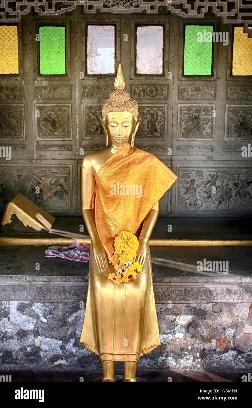 Golden Buddha dimensioni di vita santuario a un tempio a Bangkok Foto Stock