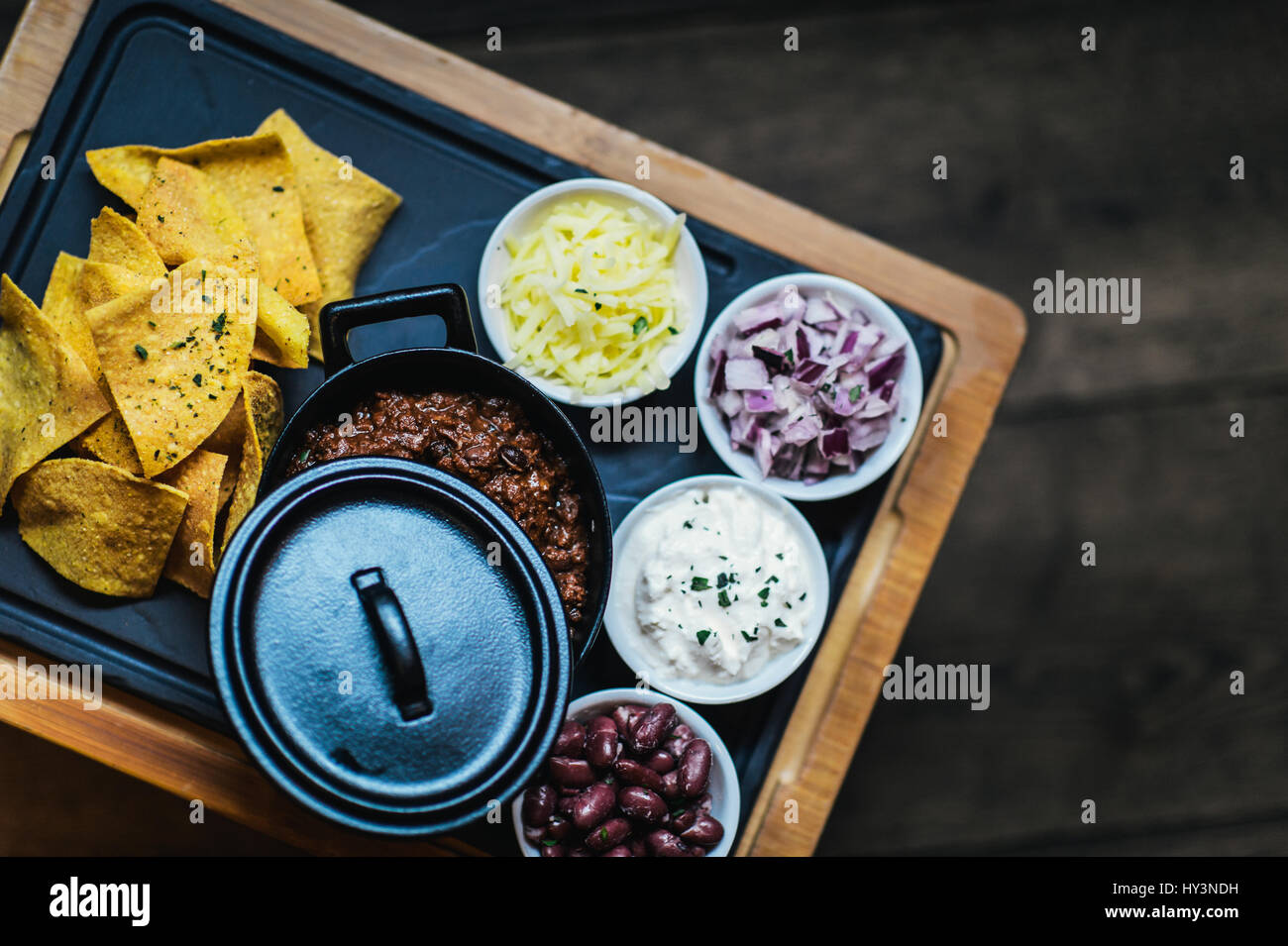 Chili con carne con nachos e sui lati Foto Stock