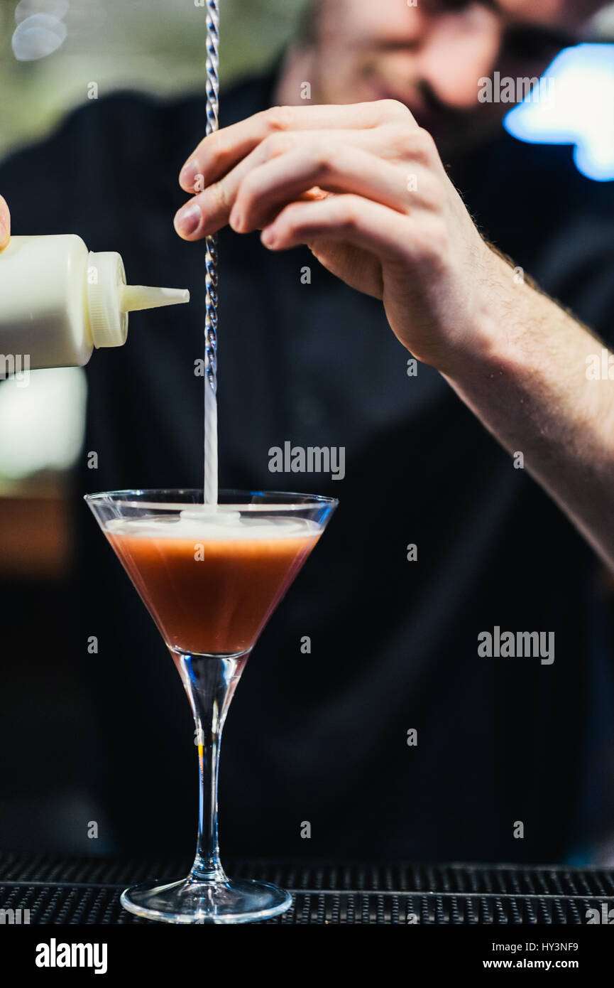 Barista rendendo un Daiquiri alla fragola Foto Stock