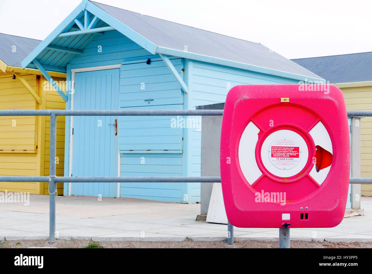 La vita della cinghia e color pastello capanne sulla spiaggia Foto Stock