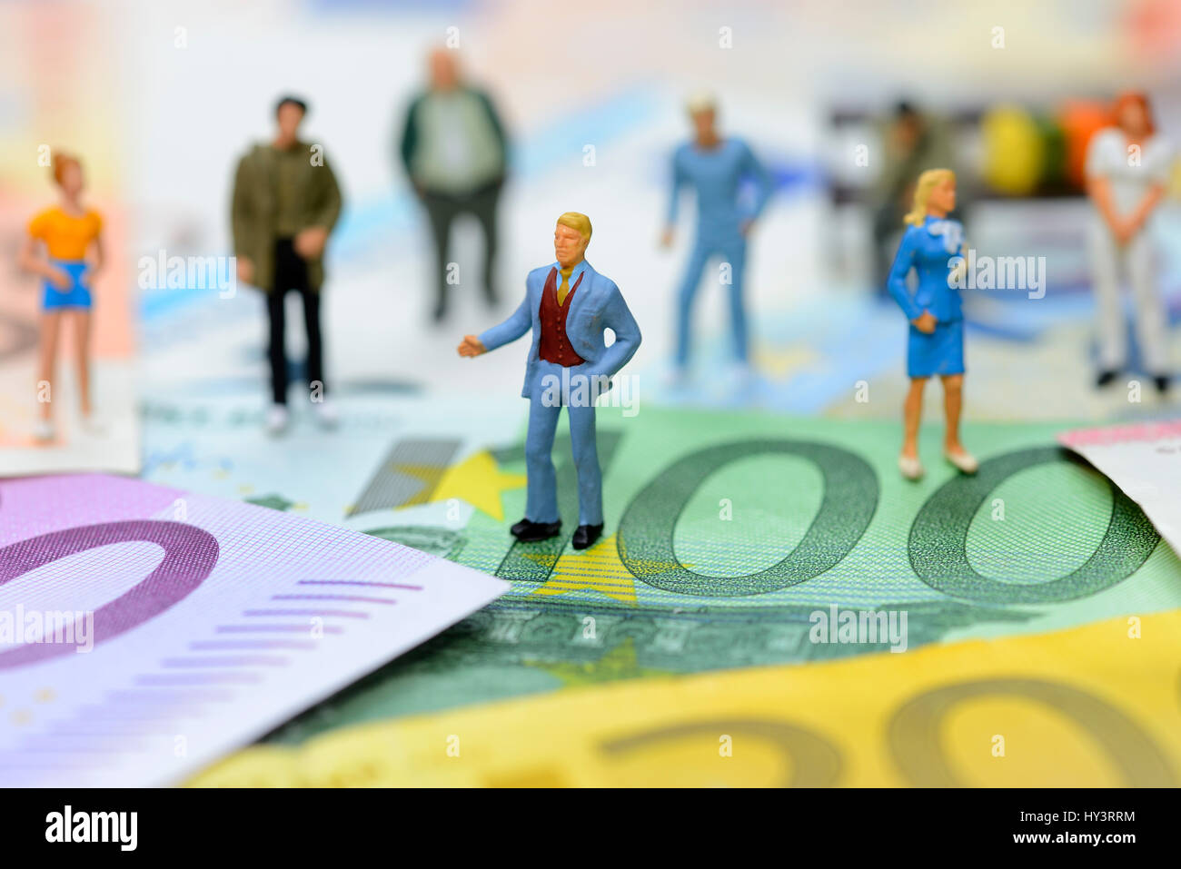 Le figure in miniatura su euronotes, simbolico foto del reddito di base, Miniaturfiguren auf Euroscheinen, Symbolfoto Grundeinkommen Foto Stock