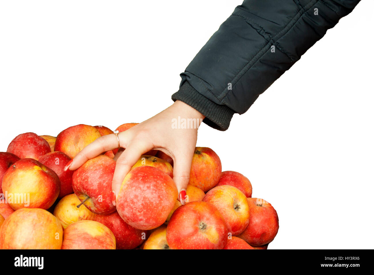 Una femmina di mano in una camicia prende un apple. Su uno sfondo bianco. Foto Stock