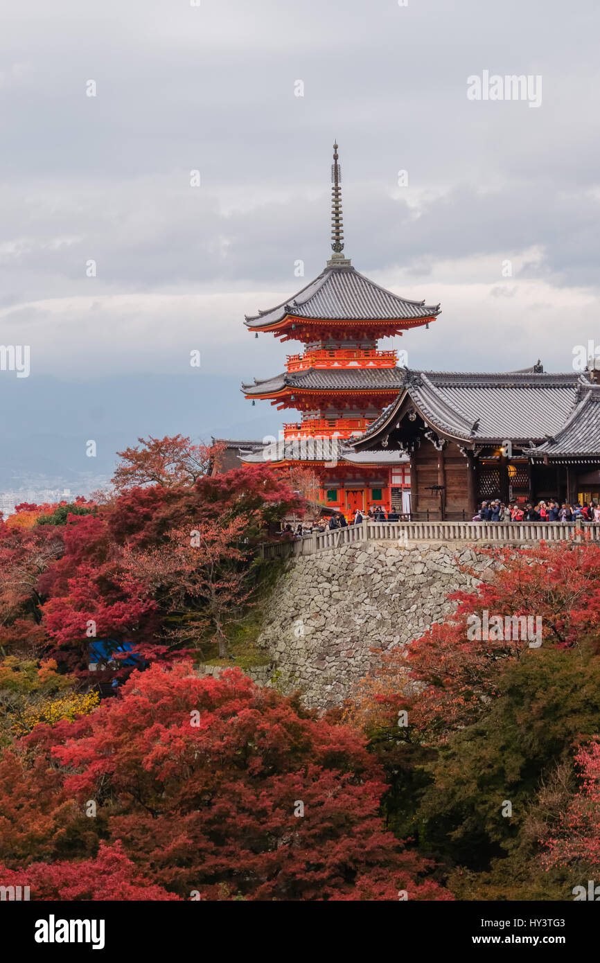 Pagoda e Colore di autunno alberi in Kiyomizu-dera tempio di Kyoto, Giappone Foto Stock