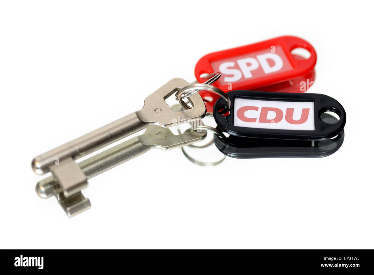 Tasto con la catena della CDU e SPD, foto simbolico di grande coalizione, Schlüssel mit Schlüsselanhänger von CDU und SPD, Symbolfoto Große Koalition Foto Stock