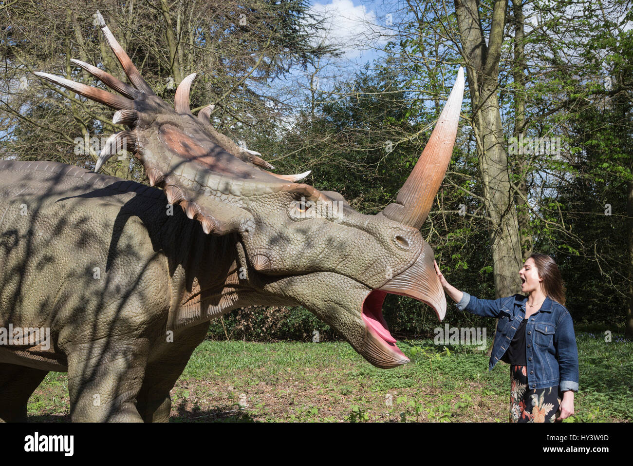 Londra, Regno Unito. Il 31 marzo 2017. Jurassic unito, una nuova esperienza di animatronic, vede la vita-dinorsaurs dimensionato tenendo su parchi di tutto il Regno Unito. Dando dei calci a fuori in Osterley Park da 1st-17th aprile 2017, rende la bevanda ideale per la famiglia, con oltre 30 true-life i modelli di dinosauri e installazioni pronte a ruggire, spiedo e ringhio a quei coraggiosi abbastanza da avere un contatto ravvicinato e personale. Altre sedi in tutto il Regno Unito dovrà seguire. Foto Stock