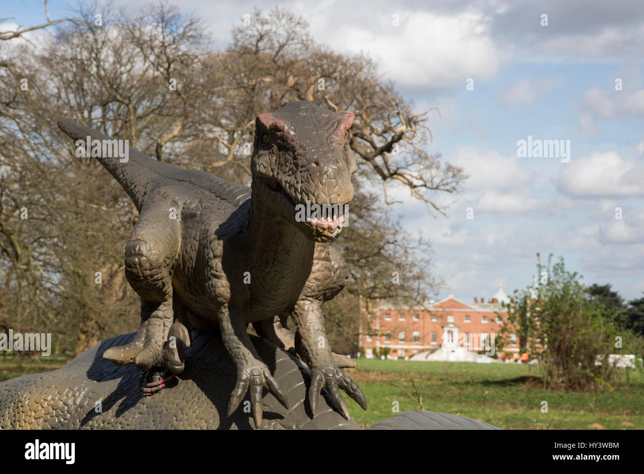 Londra, Regno Unito. Il 31 marzo 2017. Jurassic unito, una nuova esperienza di animatronic, vede la vita-dinorsaurs dimensionato tenendo su parchi di tutto il Regno Unito. Dando dei calci a fuori in Osterley Park da 1st-17th aprile 2017, rende la bevanda ideale per la famiglia, con oltre 30 true-life i modelli di dinosauri e installazioni pronte a ruggire, spiedo e ringhio a quei coraggiosi abbastanza da avere un contatto ravvicinato e personale. Altre sedi in tutto il Regno Unito dovrà seguire. Foto Stock