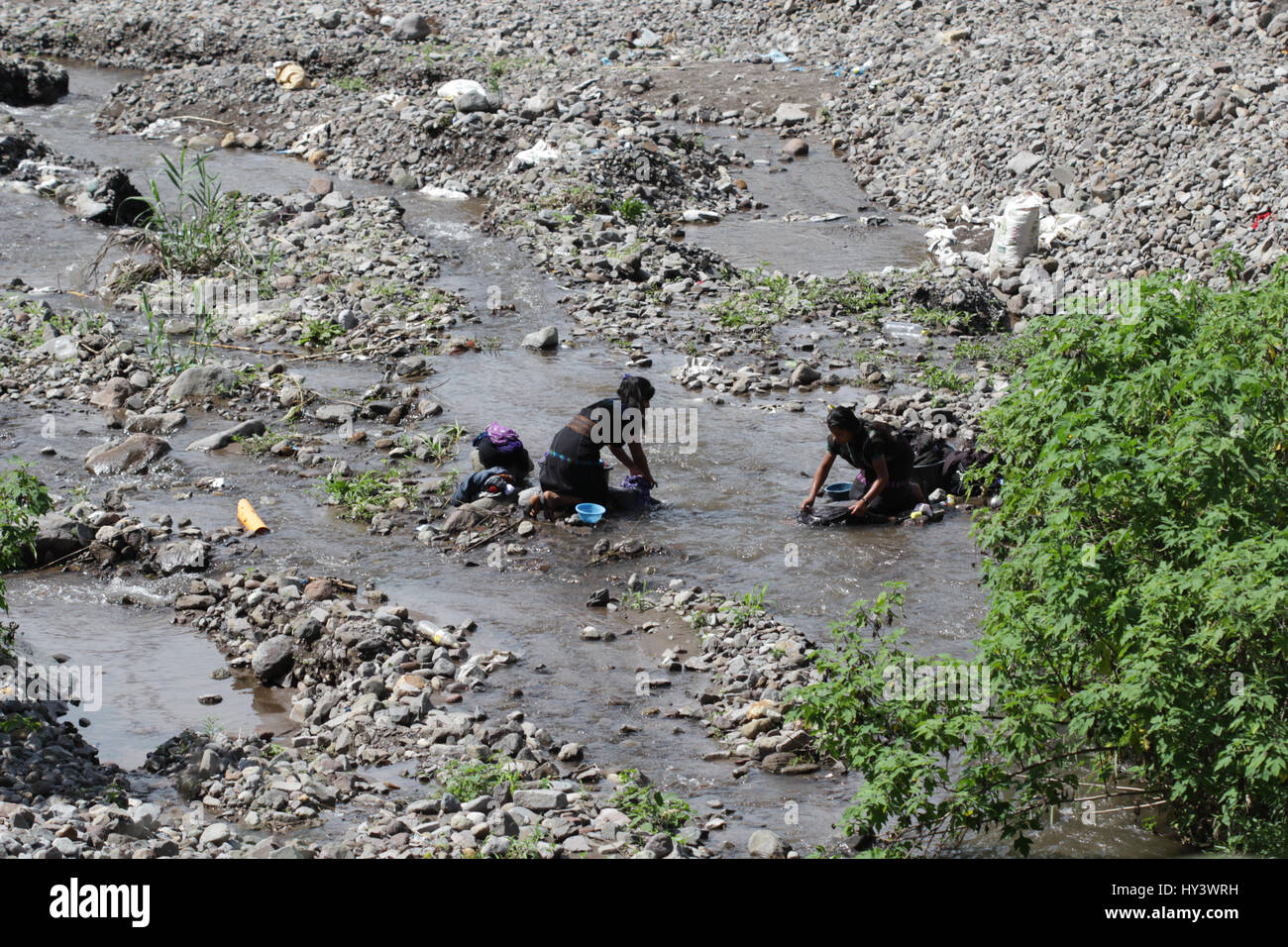 La donna in Guatemala a lavare i panni nel fiume Foto Stock