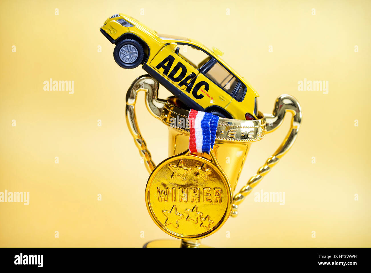 ADAC veicolo in miniatura, medaglione e cup, manipolazioni con il prezzo ADAC, ADAC Miniaturfahrzeug, Medaille und Pokal, Manipulationen beim ADAC-Prei Foto Stock