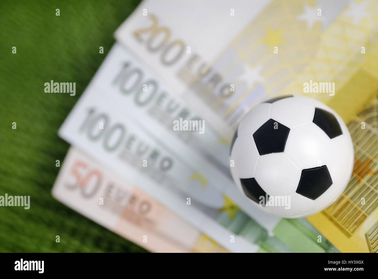 Calcio e banconote, calcio scommesse, Fu?sfera und Geldscheine, Fu?ballwetten Foto Stock