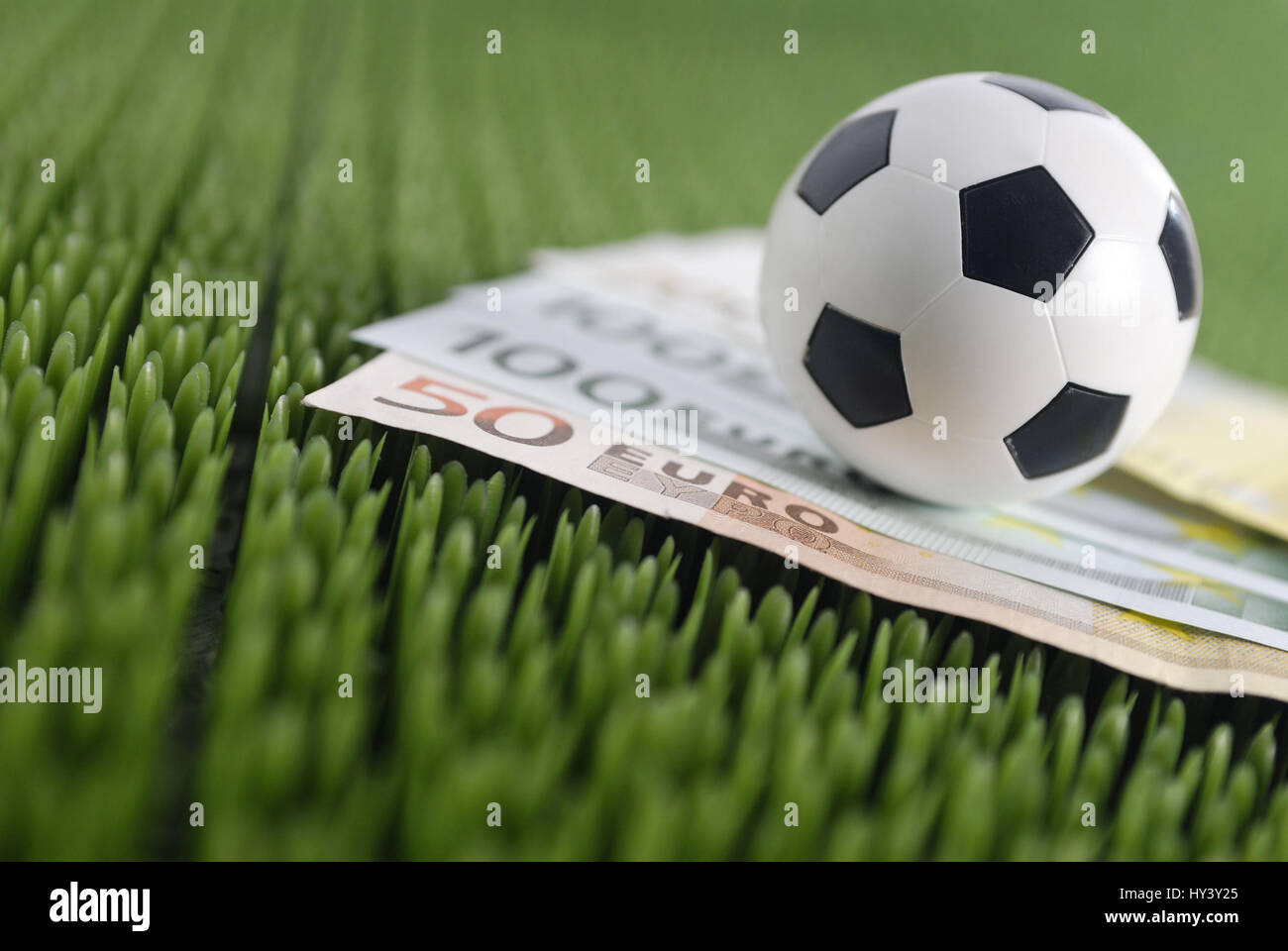 Calcio e banconote, calcio scommesse, Fu?sfera und Geldscheine, Fu?ballwetten Foto Stock