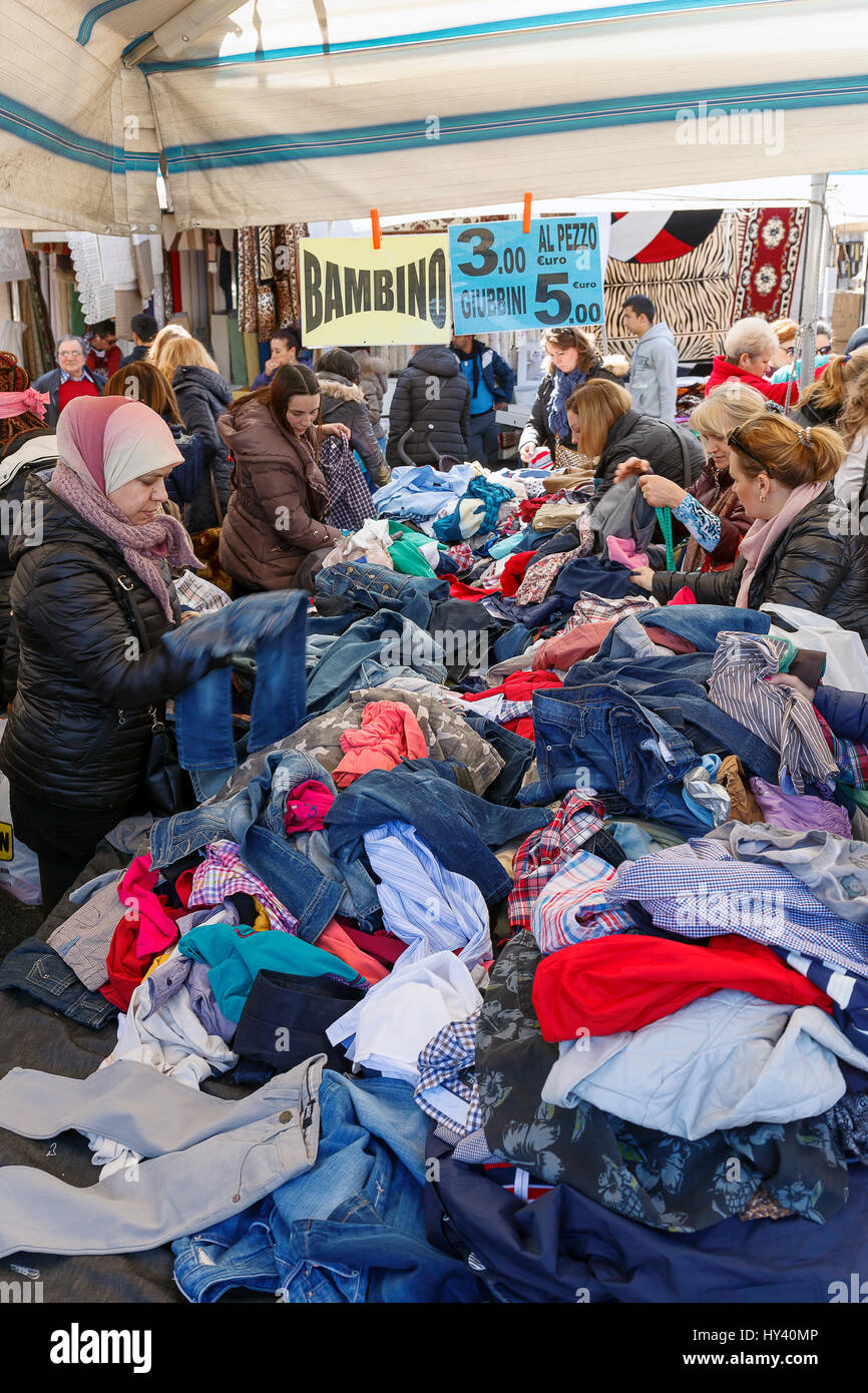 Roma, Italia - 26 Febbraio 2017: immigrato e etnici donne scelgono di  bancarelle di abbigliamento al mercato all'aperto Foto stock - Alamy