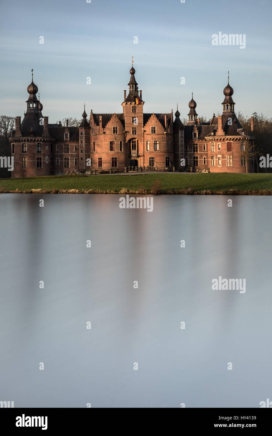 Il castello di Ooidonk e il fossato Foto Stock