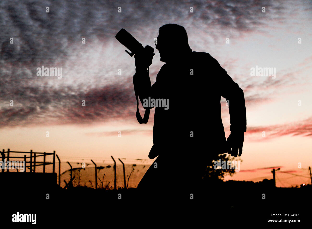 Mohammed 47 anni , vive nella Striscia di Gaza e sta lottando per scattare la foto. Egli ha ricevuto 16 premi internazionali. Foto Stock