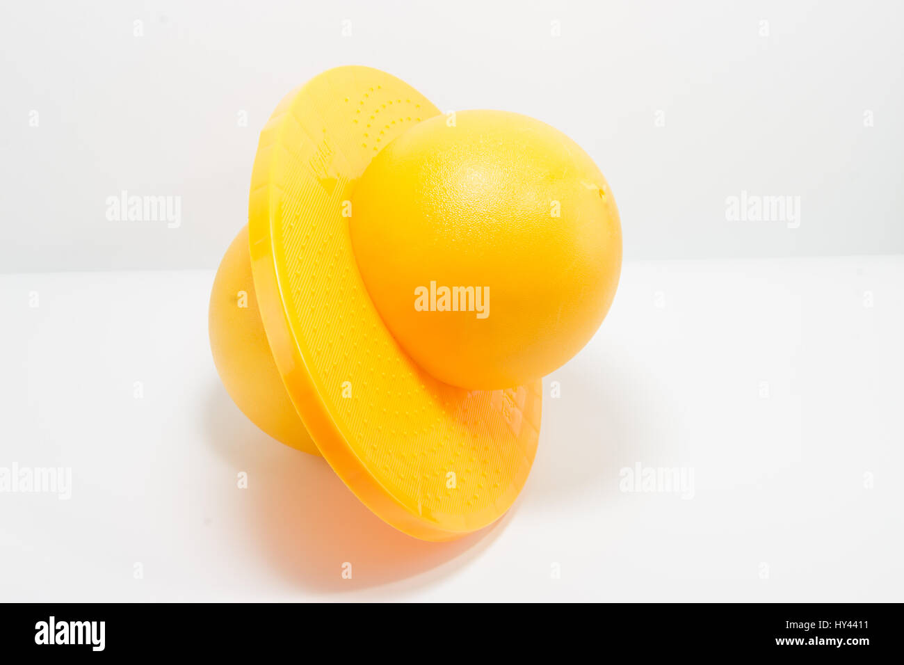 Pogoball, Rock N tramoggia, Balance Board, Pogo Lolo, arancione con sfondo bianco Foto Stock