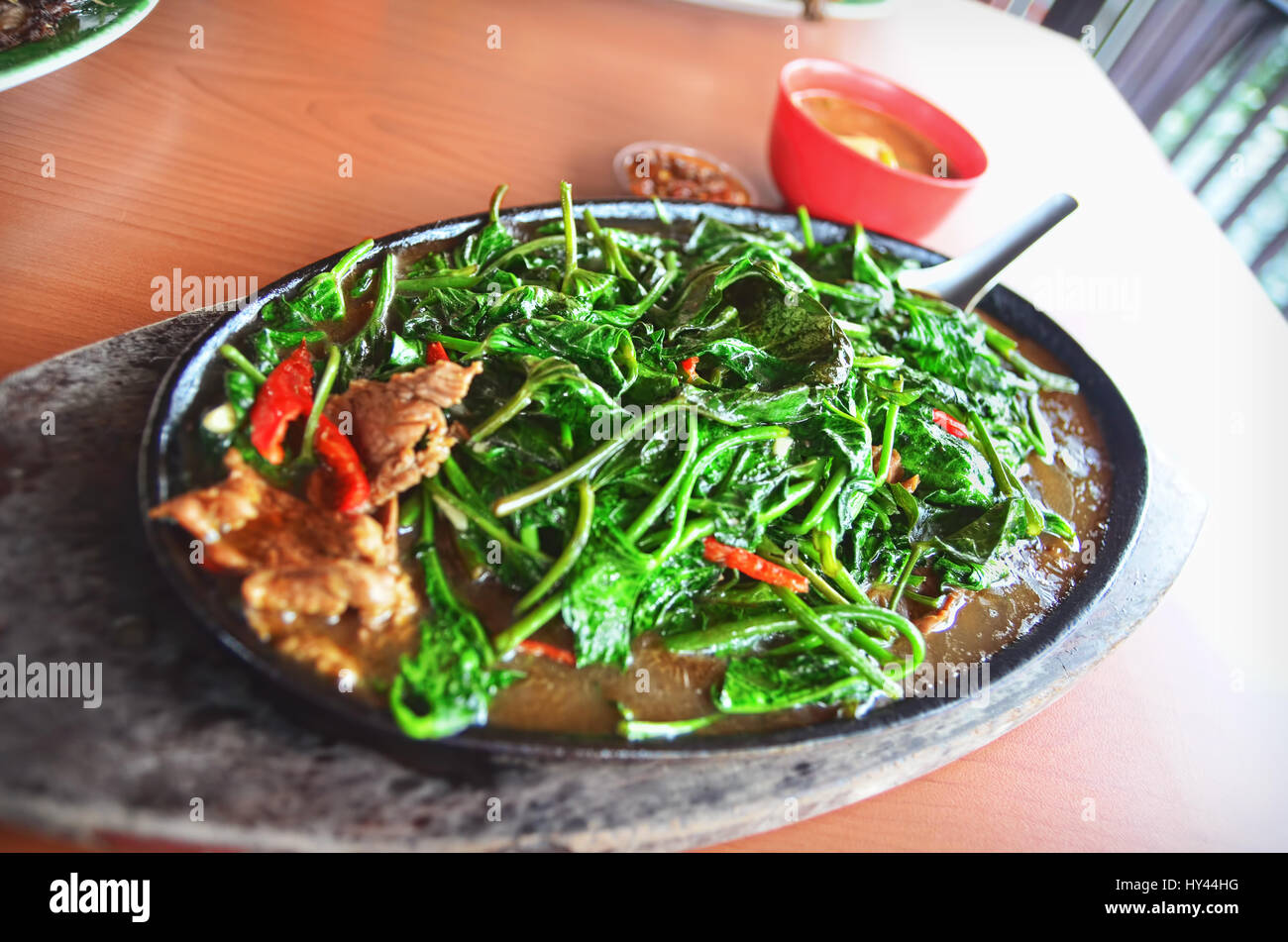 Un piatto di mescolare acqua fritto spinaci (Cah Kangkung) Foto Stock