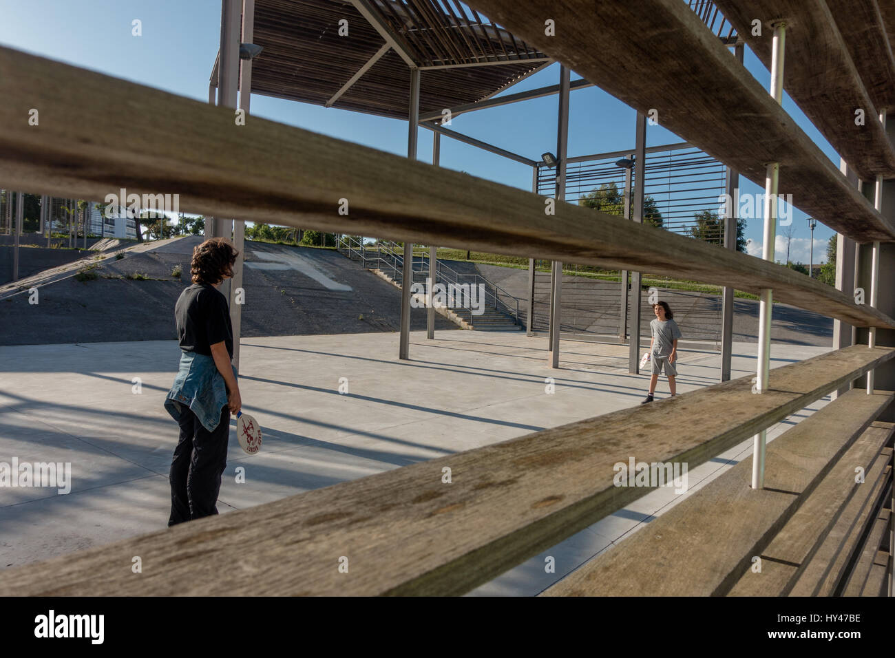 LAGOS, Portogallo - 1 giugno 2016: la madre e il figlio giocare nel parco urbano di Lagos, PORTGUAL Foto Stock