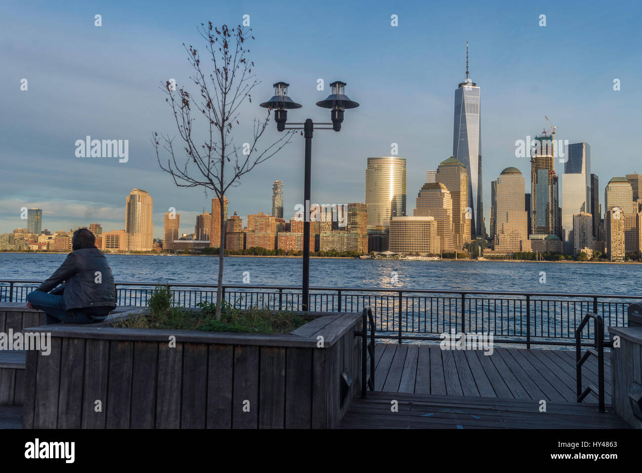 Jersey City, NJ 26 ottobre 2016 = Persone in Jersey City lungomare con una vista della parte inferiore della Skyline di Manhattan con il World Trade Center e il viscosimetro Brookfield Plaza Foto Stock