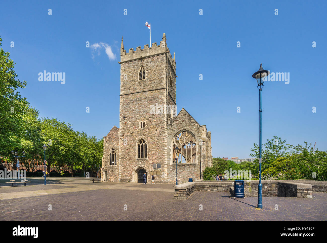 Regno Unito, Sud Ovest Inghilterra, Bristol, la vista delle rovine della chiesa di San Pietro nel parco del castello. La chiesa fu distrutta durante il 'Bristol Blit Foto Stock