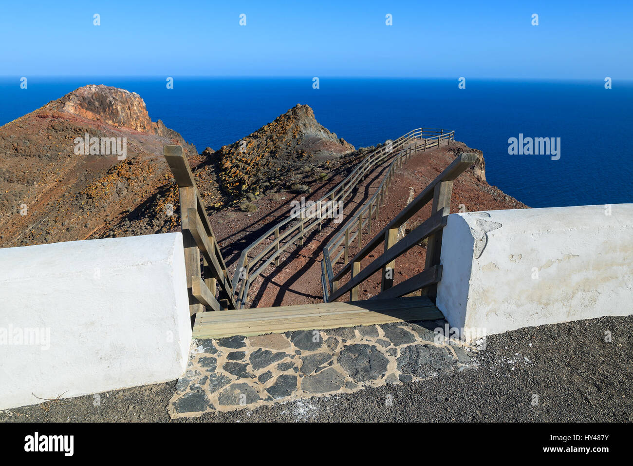 Passi per punto di vista sulla Punta Entellada vicino a Las Playitas dove i turisti possono vedere la scogliera di montagna e oceano, Fuerteventura, Isole Canarie, Spagna Foto Stock