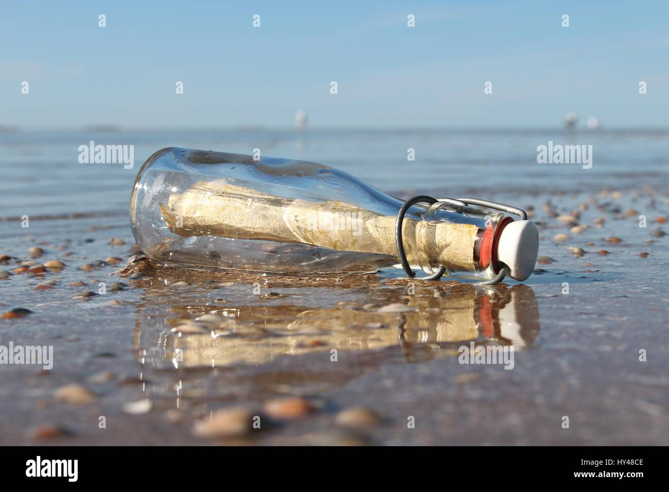 Un messaggio in bottiglia bloccati sulla spiaggia Foto Stock