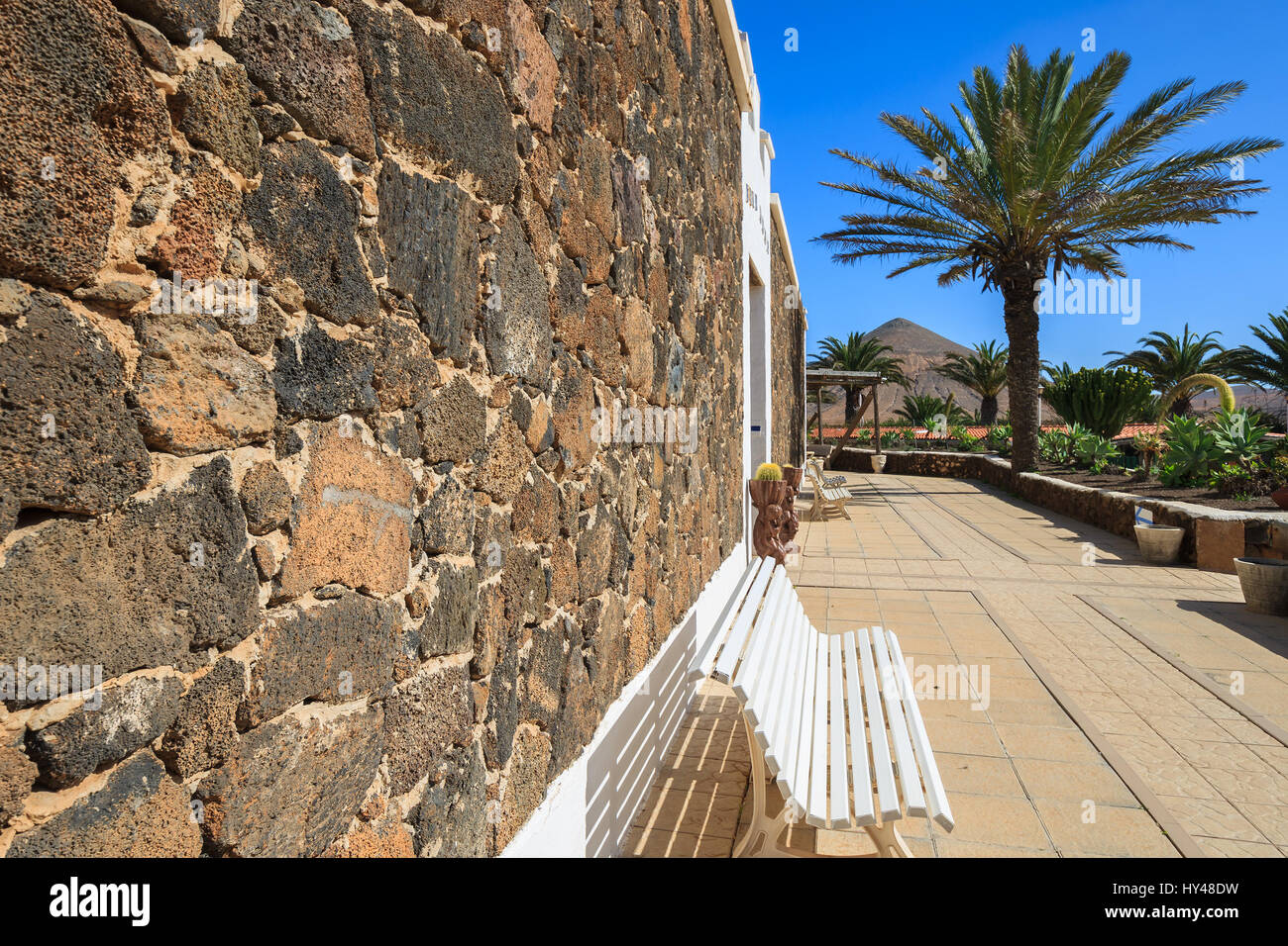 Lo stile delle Canarie edifici e piante tropicali in La Oliva villaggio Heritage Art Center, Fuerteventura, Isole Canarie, Spagna Foto Stock