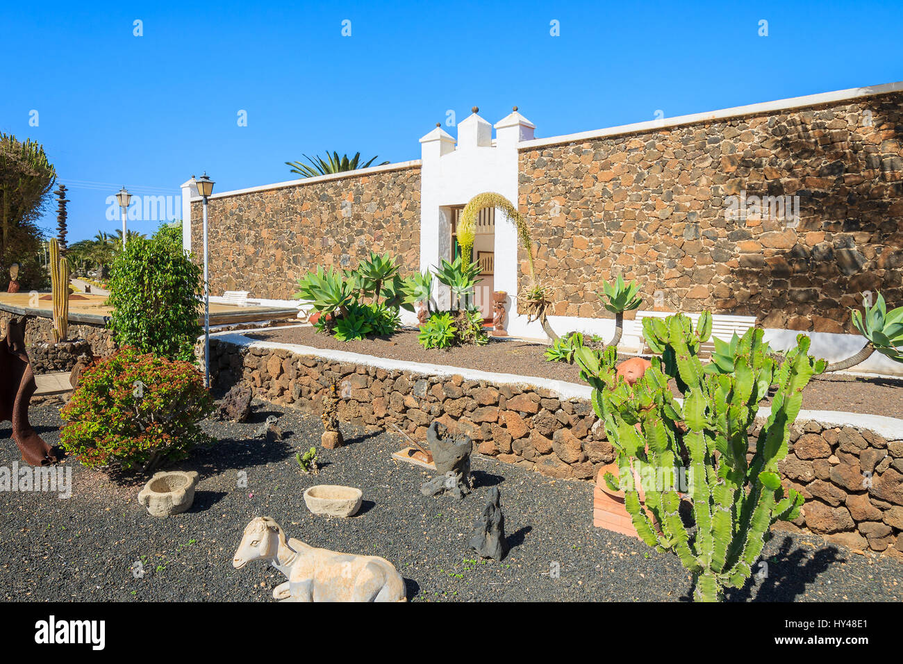 Lo stile delle Canarie edifici e piante tropicali in La Oliva villaggio Heritage Art Center, Fuerteventura, Isole Canarie, Spagna Foto Stock