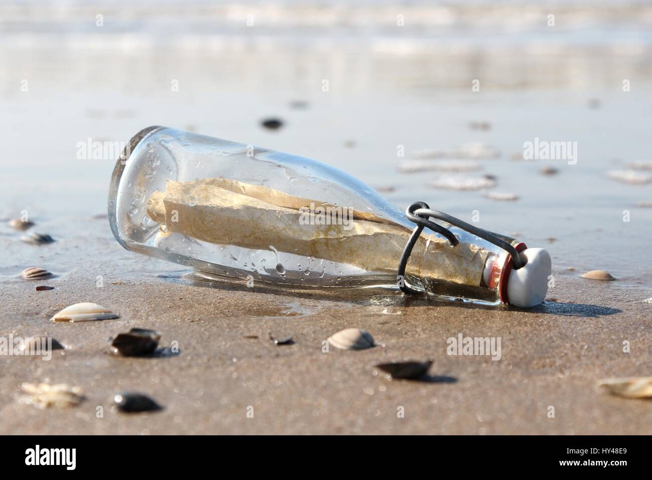 Un messaggio in bottiglia bloccati sulla spiaggia Foto Stock