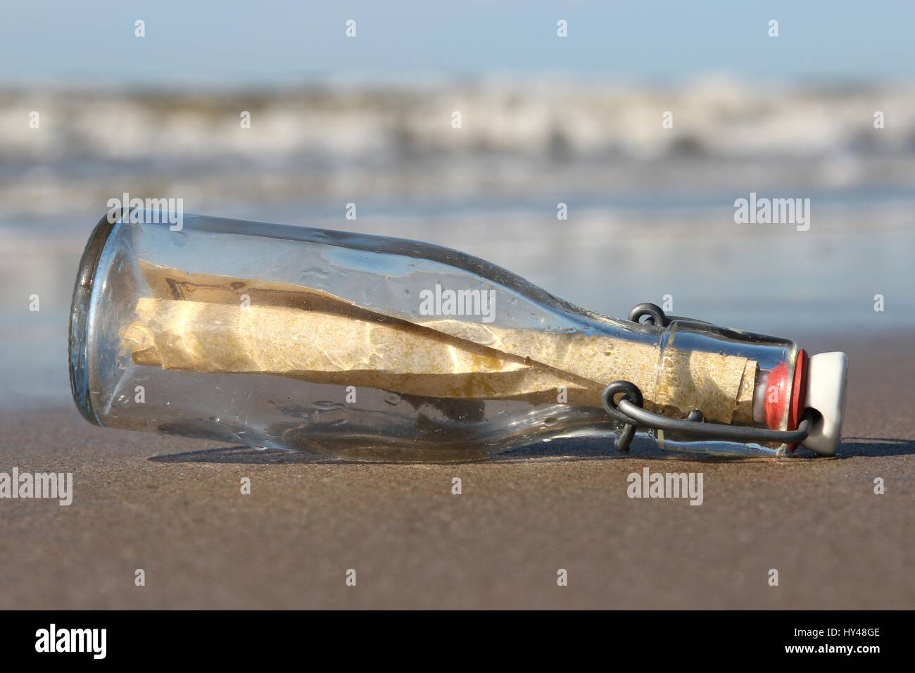 Un messaggio in bottiglia bloccati sulla spiaggia Foto Stock