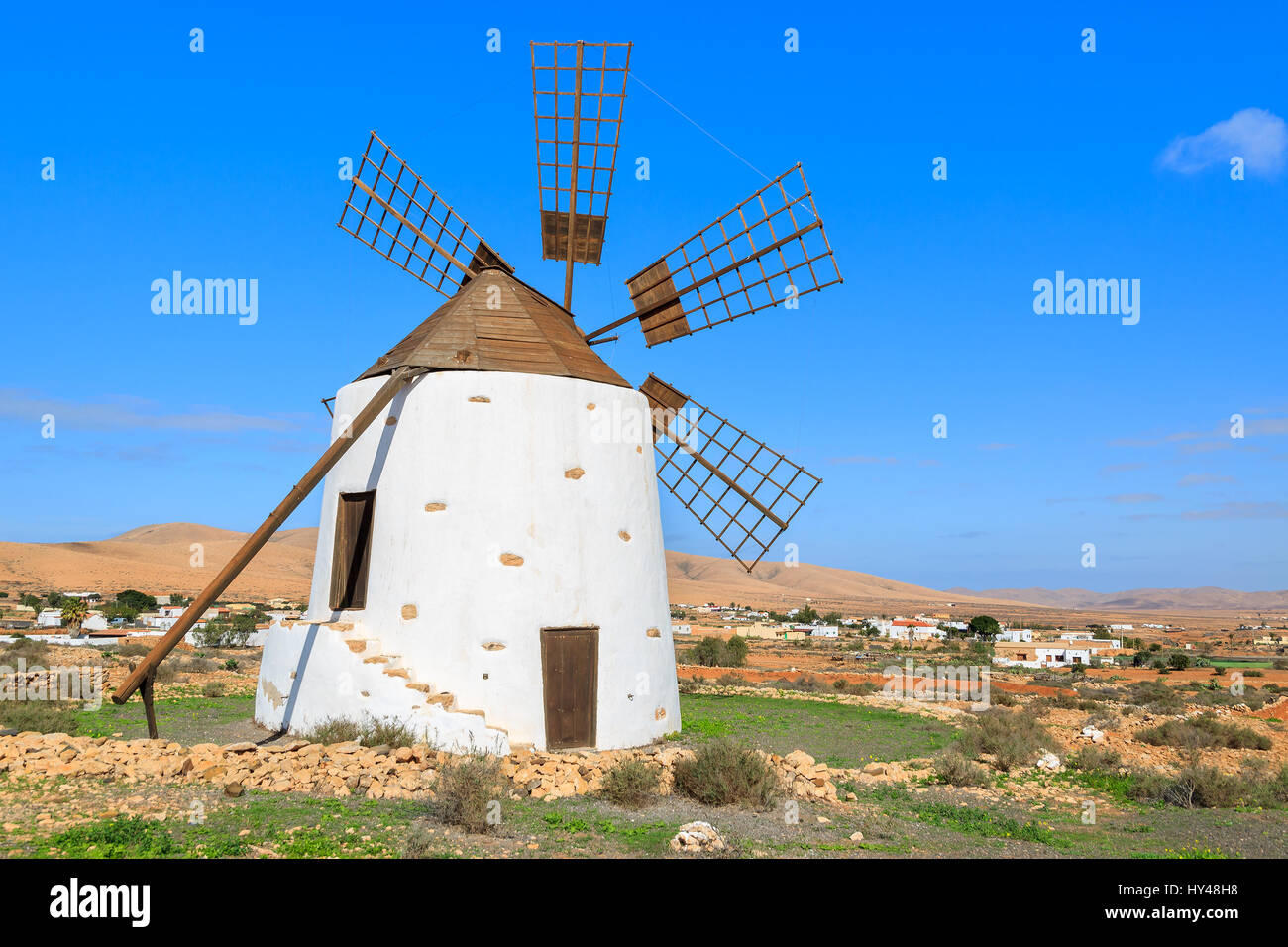 Vecchio mulino a vento nel paesaggio di campagna di Llanos de la Concepcion village, Fuerteventura, Isole Canarie, Spagna Foto Stock
