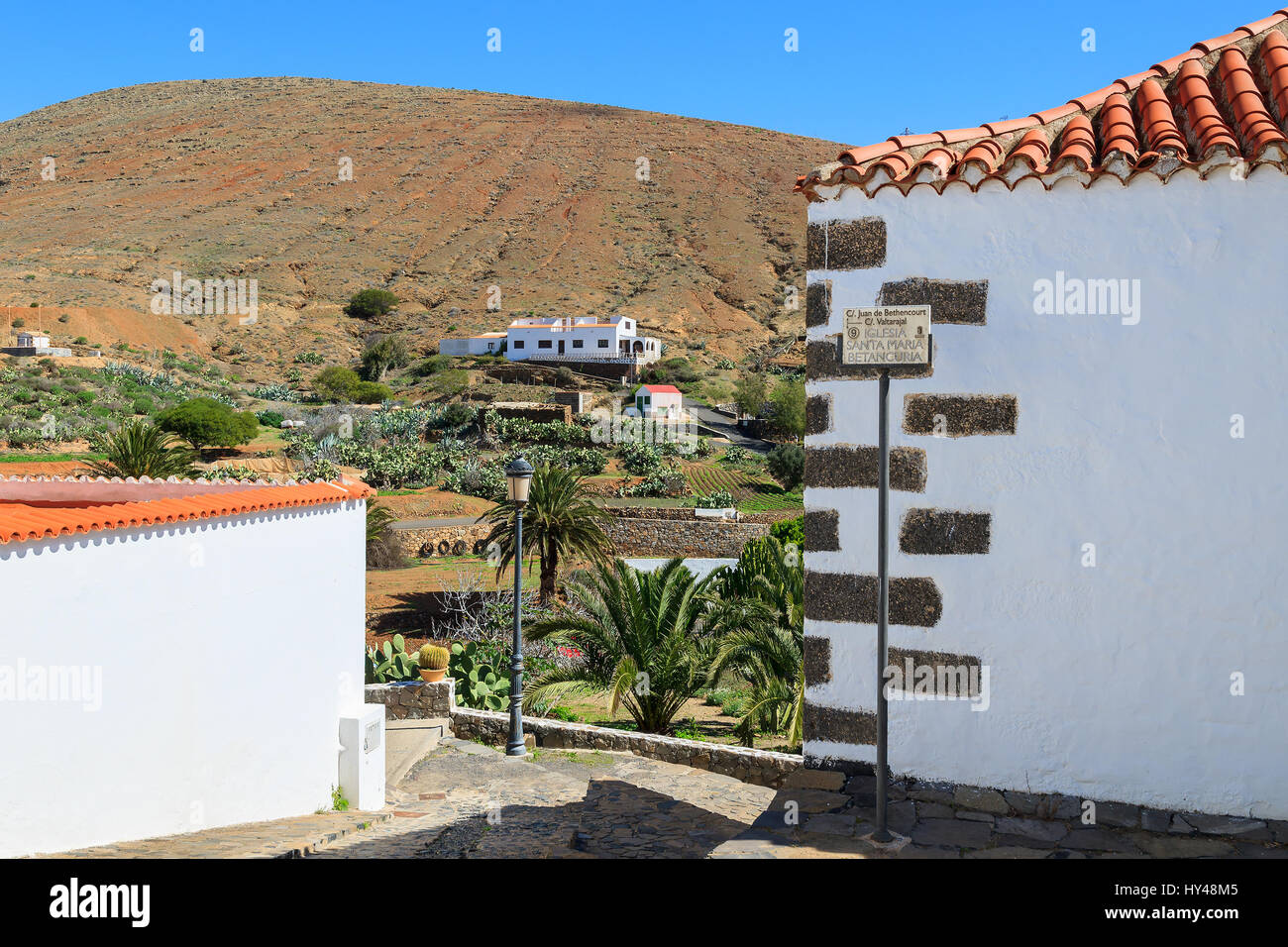Tipico stile delle Canarie edifici nel villaggio di Betancuria e vista del paesaggio di montagna, Fuerteventura, Isole Canarie, Spagna Foto Stock