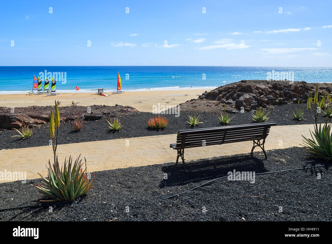 Panca sulla passeggiata costiera sulla Penisola di Jandia, Morro Jable Fuerteventura Isole Canarie, Spagna Foto Stock