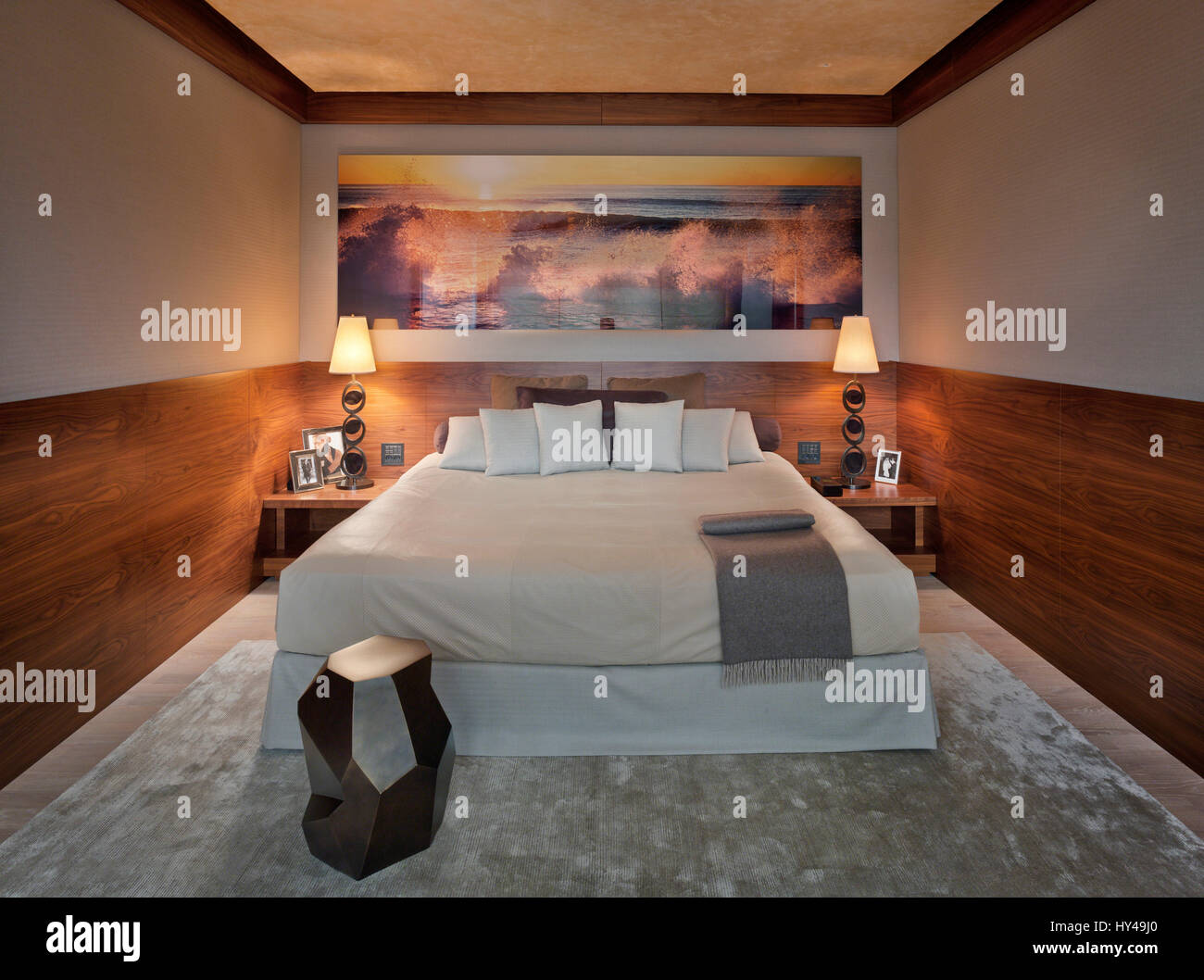 Il design degli interni di lusso in una camera da letto a Mosca. Interni domestici. Letto matrimoniale. Camere di design e arredamento Foto Stock