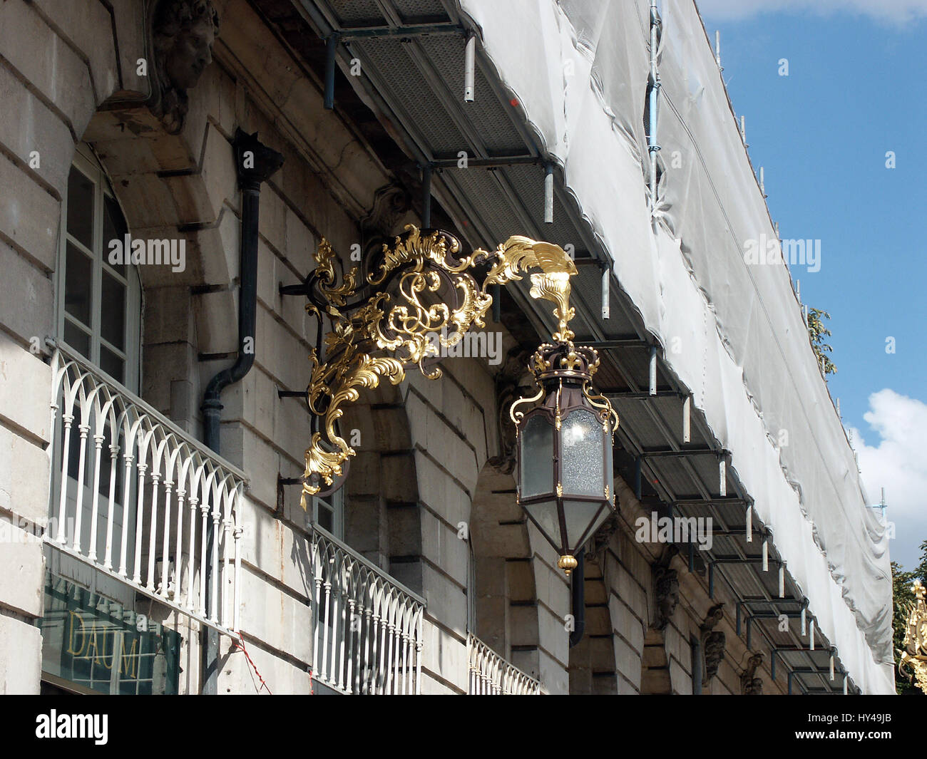 Una luce di ornati applique in Place Stanislas a Nancy Foto Stock