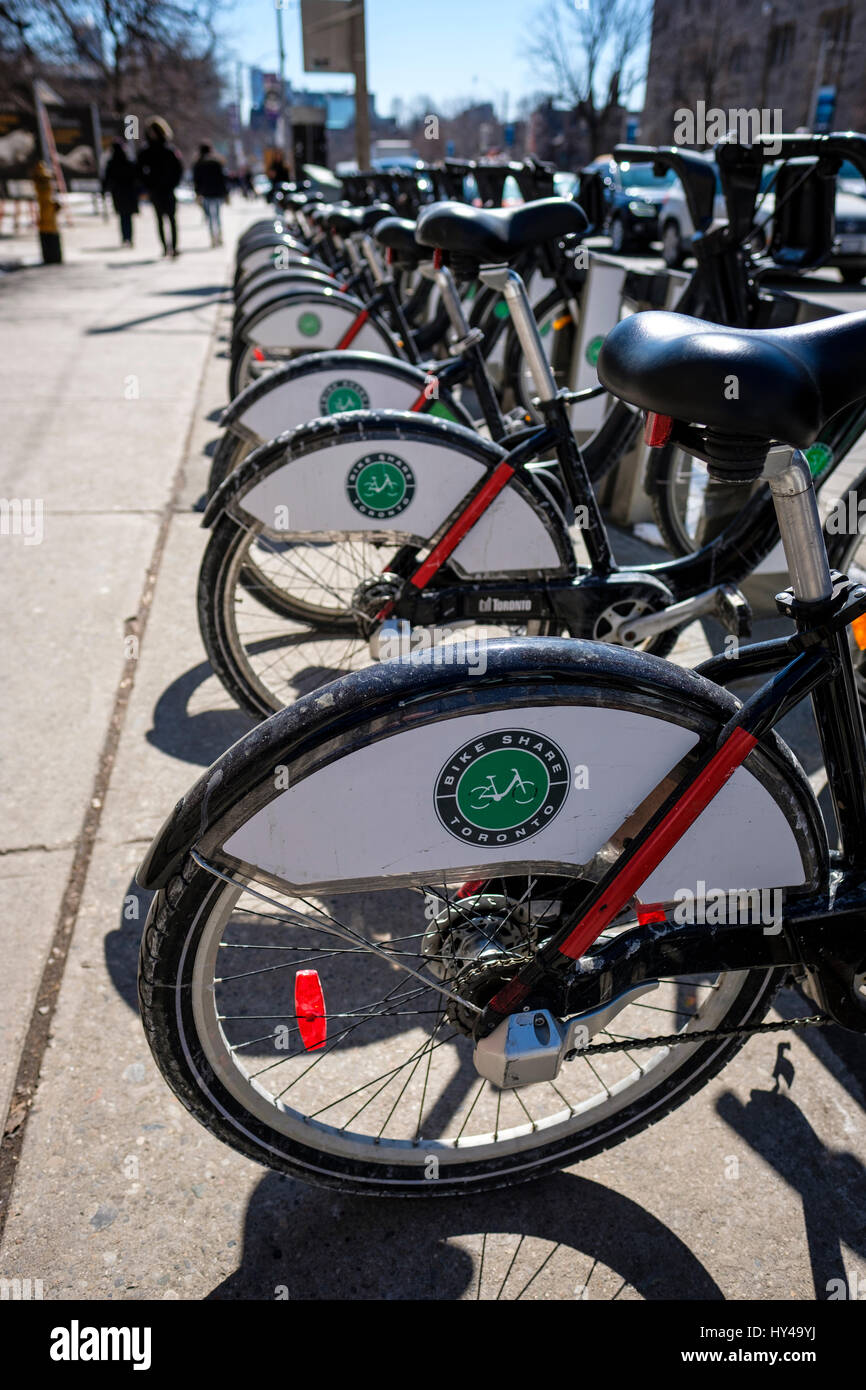 Bike condividere Toronto - rack, biciclette / bici allineate sul marciapiede nel centro cittadino di Toronto, Canada. Foto Stock