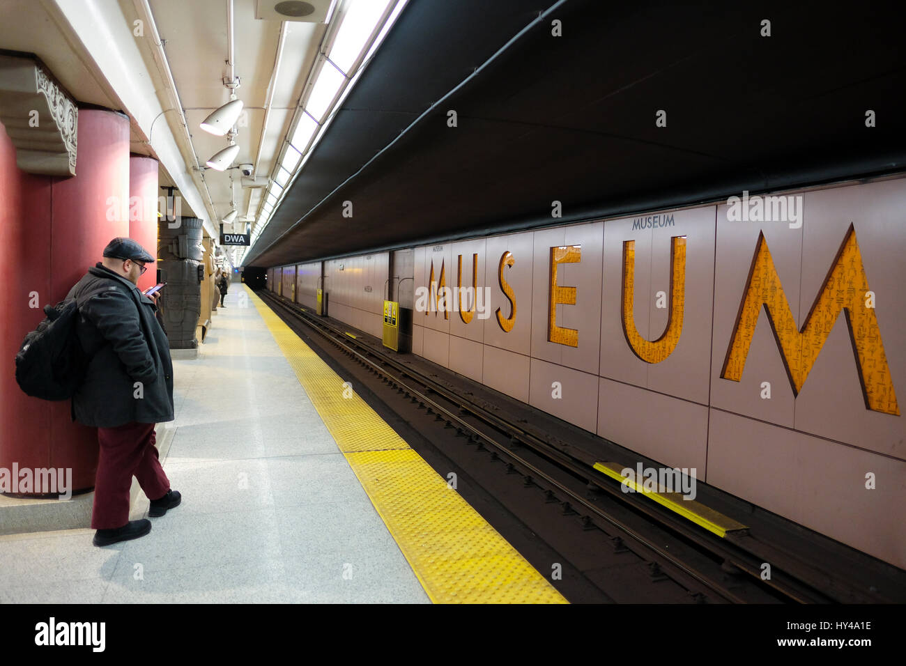 Passeggero al Museo Stazione metropolitana piattaforma / Stazione della metropolitana dalla stazione metropolitana metropolitana TTC nel centro cittadino di Toronto, Ontario, Canada. Foto Stock