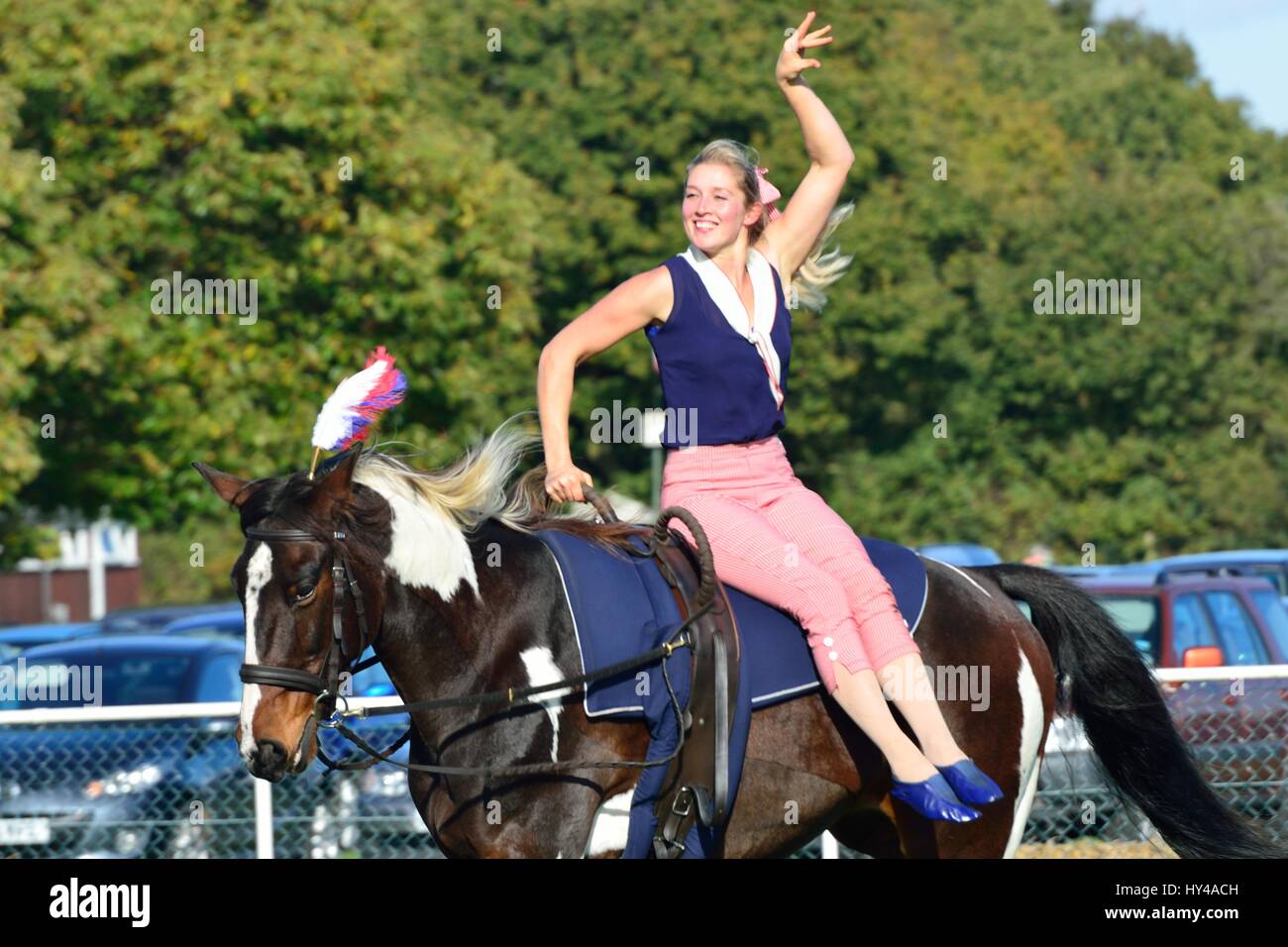 IPSWICH SUFFOLK REGNO UNITO 25 Ottobre 2014: East Anglia Fiera equestre cavallo donna ginnastica sul lato del cavallo Foto Stock