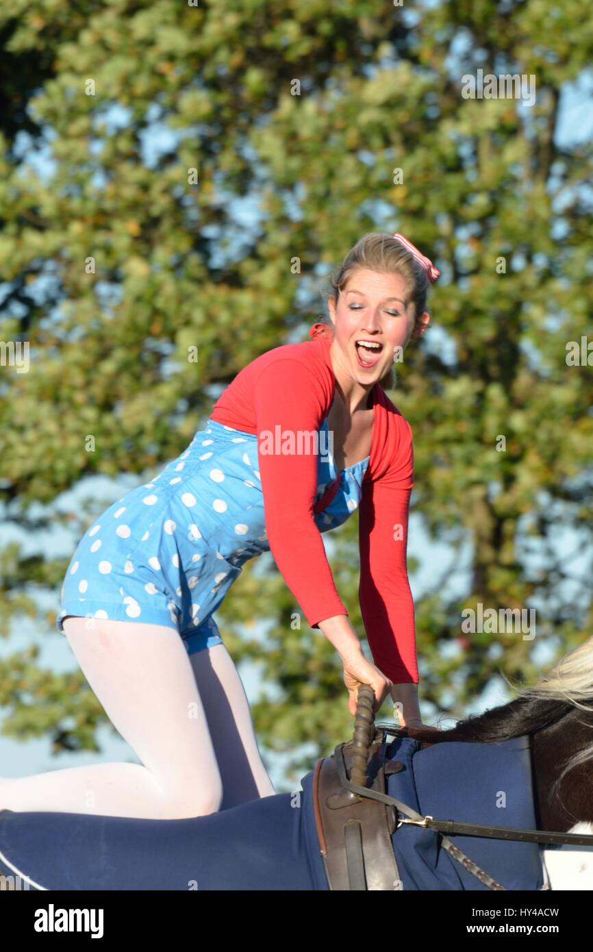 IPSWICH SUFFOLK REGNO UNITO 25 Ottobre 2014: East Anglia Fiera equestre ragazza inginocchiata a cavallo Foto Stock