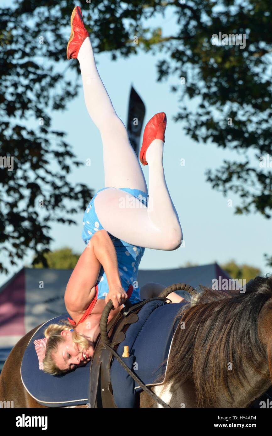 IPSWICH SUFFOLK REGNO UNITO 25 Ottobre 2014: East Anglia Fiera equestre ragazza a cavallo facendo acrobazie Foto Stock