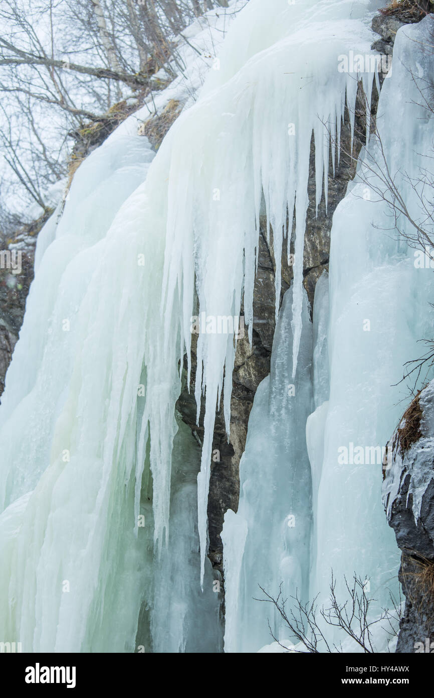 Una bella congelati ghiaccioli lungo la strada in inverno norvegese Foto Stock